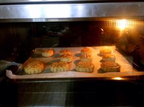 继续放入烤箱，烤8分钟后取出，再刷一层薄薄的蛋液送回烤箱，烤5分钟！