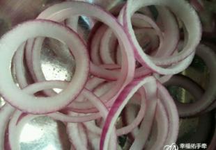 切好的洋葱圈，用盐搅拌一下