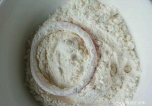 然后放入面粉中裹一圈