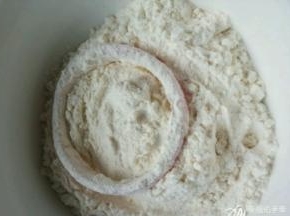 然后放入面粉中裹一圈