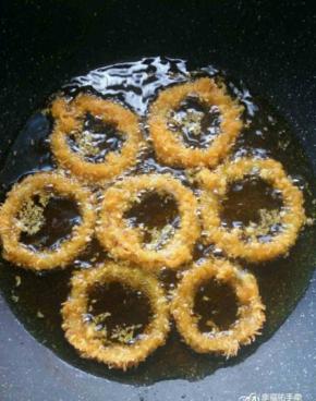 热锅放油 ，放入洋葱圈炸好