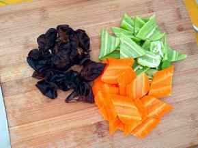 木耳泡发，青椒，胡萝卜切片。