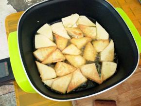 大火煎至两面金黄，盛出备用。