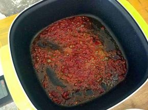 留底油，下豆瓣酱煸出红油。