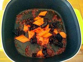 下胡萝卜和木耳炒匀。