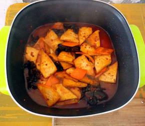 加入小半碗的清水，下生抽、白糖，中小火焖煮个5分钟，让其入味。