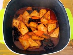 加入小半碗的清水，下生抽、白糖，中小火焖煮个5分钟，让其入味。