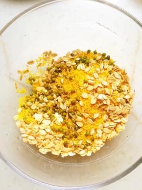 1、绿豆小米燕麦放入一个碗中淘洗干净