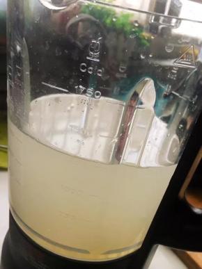 2、倒入破壁机杯中，加入清水