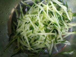 黄瓜洗干净切丝
