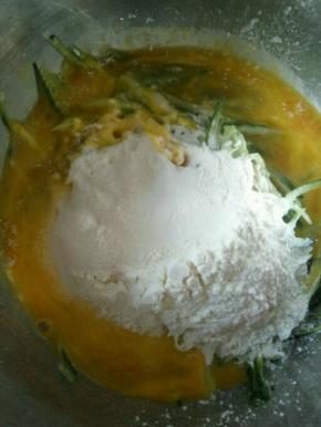 加上鸡蛋，面粉，盐，适量水搅拌均匀。