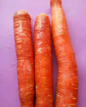 准备胡萝卜洗干净