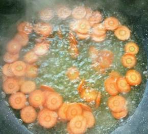 锅里烧开水，把胡萝卜片放入锅中，加入冰糖煮几分钟捞出