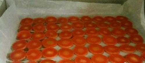 然后烤盘上铺油纸，把胡萝卜片，挨个放在油纸上。