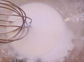 把油和奶放入干净的碗里搅拌至乳化。