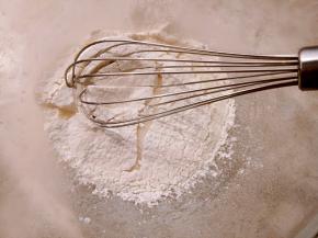 筛入低筋面粉用手动打蛋器画“Z”字形搅拌均匀。