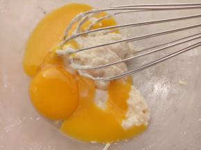 加入蛋黄“Z”字形搅拌均匀。