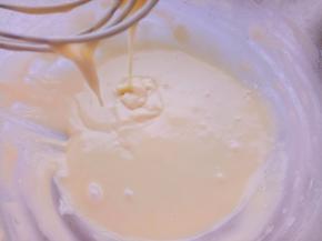 这是搅拌好的蛋黄糊，看一下状态。