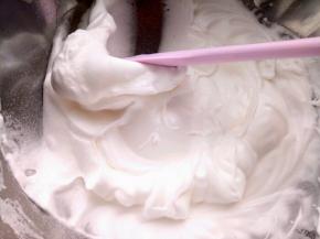 蛋清分三次加糖打到尖角，同时烤箱150度预热。