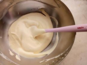 取三分之一蛋白糊与蛋黄糊翻拌均匀，再与剩下的三分之二蛋白糊翻拌均匀。