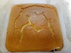 放入已经预热好的烤箱里150度烤50分钟。取出倒扣在晾网上放凉脱模备用。