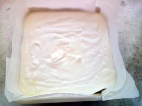 把做好的糊倒入中国红8寸活底模具里，震几下。