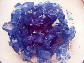 蓝色液体放凉后装入保鲜盒里放冰箱冷藏2个小时以上凝固后，取出切成小块备用。