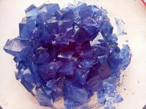 蓝色液体放凉后装入保鲜盒里放冰箱冷藏2个小时以上凝固后，取出切成小块备用。