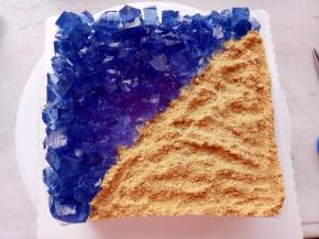 消化饼干用料理机打成粉，撒在蛋糕上。