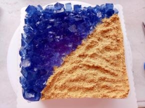 消化饼干用料理机打成粉，撒在蛋糕上。