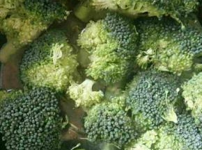 撕成小朵，用盐侵泡半小时