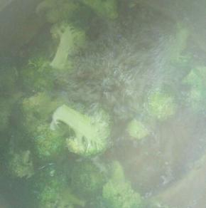 然后在开水中煮熟