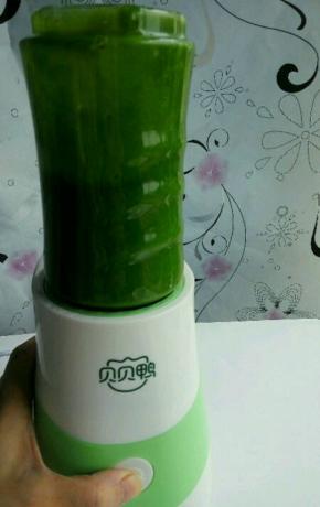 煮熟的西兰花放入搅拌机中搅拌成泥