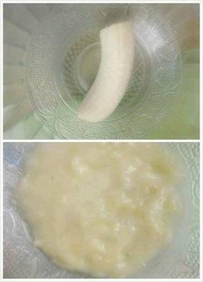 香蕉用勺子压成泥