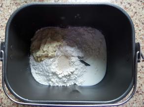 1．除黄油外，全部用料放入面包机桶内，先液体再粉类，酵母放在最上面的小面坑中，开启一个揉面程序，把面揉到扩展阶段。