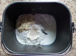 1．除黄油外，全部用料放入面包机桶内，先液体再粉类，酵母放在最上面的小面坑中，开启一个揉面程序，把面揉到扩展阶段。