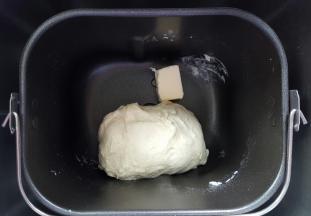 2． 第一个揉面程序结束后，将黄油放入，开启第二个揉面程序。