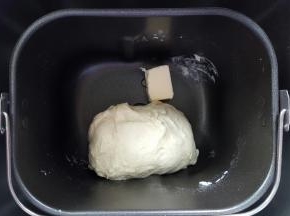 2． 第一个揉面程序结束后，将黄油放入，开启第二个揉面程序。