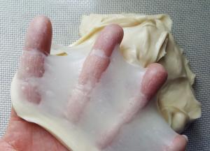 3． 第二个揉面程序结束后，检查面团，可轻松拉出薄而有韧性的手套膜。