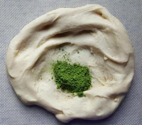 4．面团平均分成二份，一份原色，一份加一大勺抹茶粉揉匀。