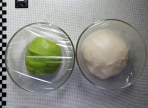 5．将二个面团揉圆，进行基础发酵，现在天气热常温发酵就可以，没必要放面团机内发酵。