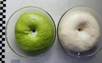 6．当面团发酵至原来的二倍大时，中间戳洞不回缩就发酵好了。