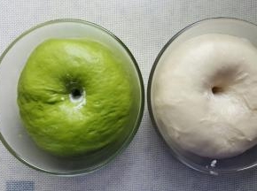 6．当面团发酵至原来的二倍大时，中间戳洞不回缩就发酵好了。