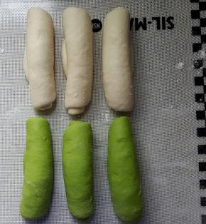 8．将每个面团擀成椭圆形，从上向下卷成卷，松弛10分钟。