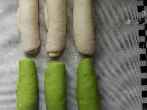 8．将每个面团擀成椭圆形，从上向下卷成卷，松弛10分钟。