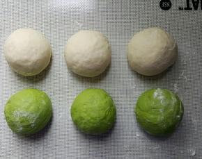 7．将二个面团，都匀分成三份滚圆，松弛10分钟。