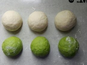 7．将二个面团，都匀分成三份滚圆，松弛10分钟。