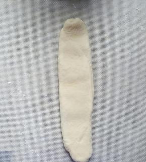 9． 取一份面团，再擀长