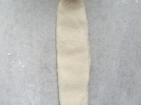 9． 取一份面团，再擀长