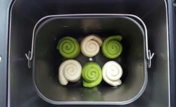 11．全部卷好后，如上图排列好颜色，放入面包机桶内进行二发。